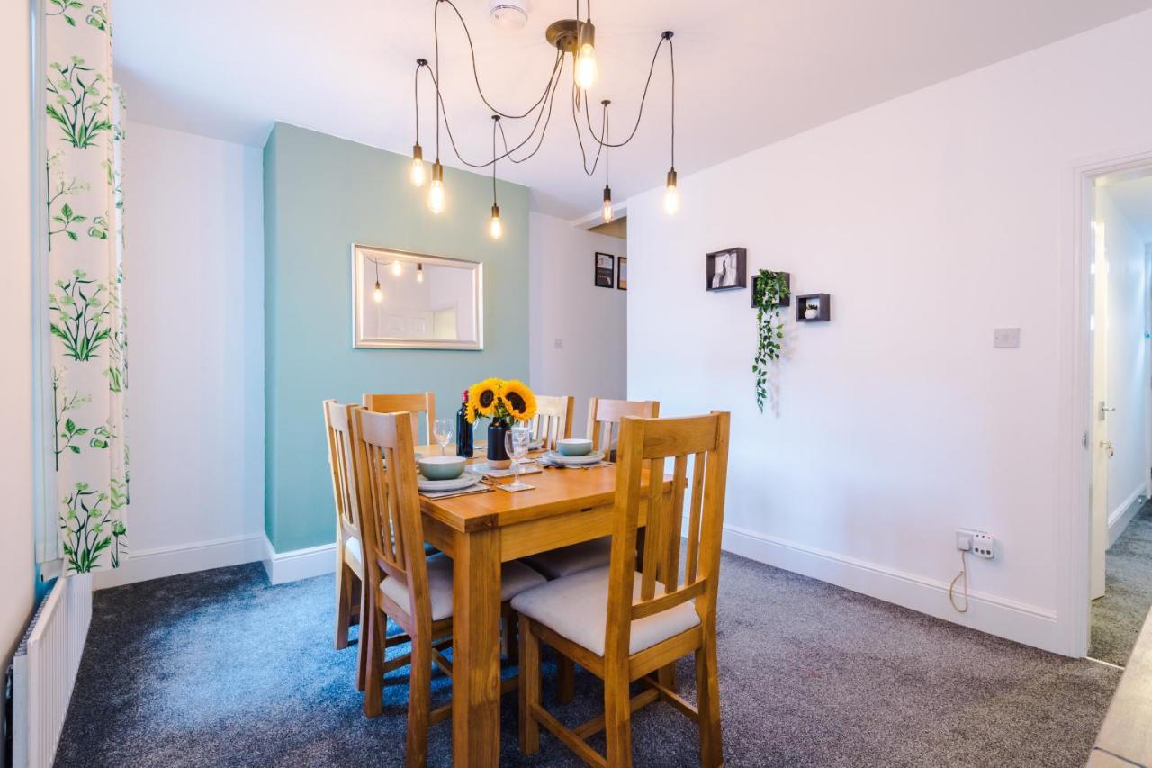 Spacious 2-Bed City-Centre Cottage In Chester By 53 Degrees Property - Ideal For Groups & Couples - Sleeps 6 Exterior photo